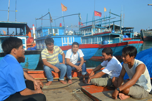 Các thành viên trong CLB ngư dân trẻ xã An Hải, huyện đảo Lý Sơn cùng nhau chia sẻ kinh nghiệm trong đánh bắt - Ảnh: Hiển Cừ