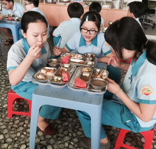 Học sinh trường tiểu học Lê Ngọc Hân trong giờ ăn trưa - Ảnh: Bích Thanh