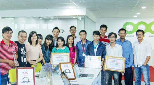 Trần Nguyễn Lê Văn (thứ sáu từ phải sang) cùng nhân viên của công ty - Ảnh: T.Đ