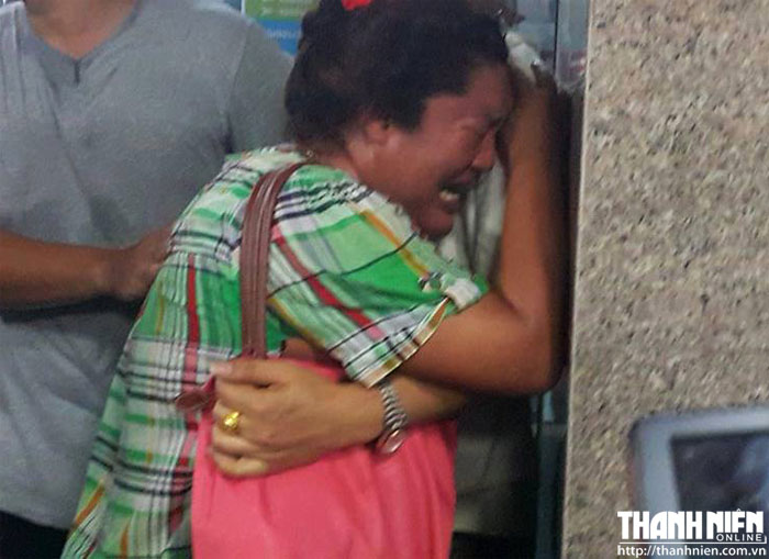 Người nhà nạn nhân khóc nức nở sau vụ đánh bom kinh hoàng – Ảnh: Nguyễn Tập.
