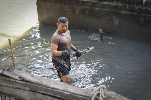 Thợ lặn tìm kiếm bom dưới sông Chao Phraya ngày 18.8 - Ảnh: N.Tập - T.Thiện