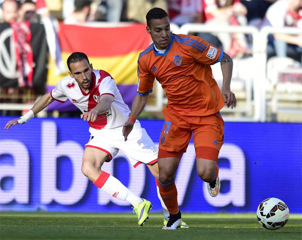 Rodrigo (phải) đã ký hợp đồng dài hạn với Valencia sau khi thi đấu theo dạng cho mượn từ Benfica ở mùa trước - Ảnh: AFP