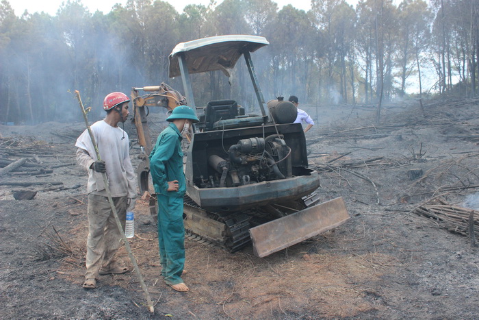 Chiếc xe múc nâng gỗ phát hỏa kéo theo vụ cháy rừng