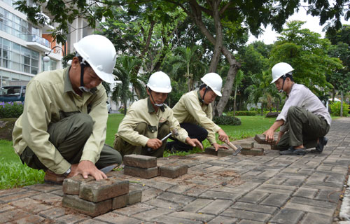 Ở khu đô thị Phú Mỹ Hưng, vỉa hè được lát bằng gạch có khe hở để nước mưa dễ dàng tiêu thoát - Ảnh: Thanh Toàn