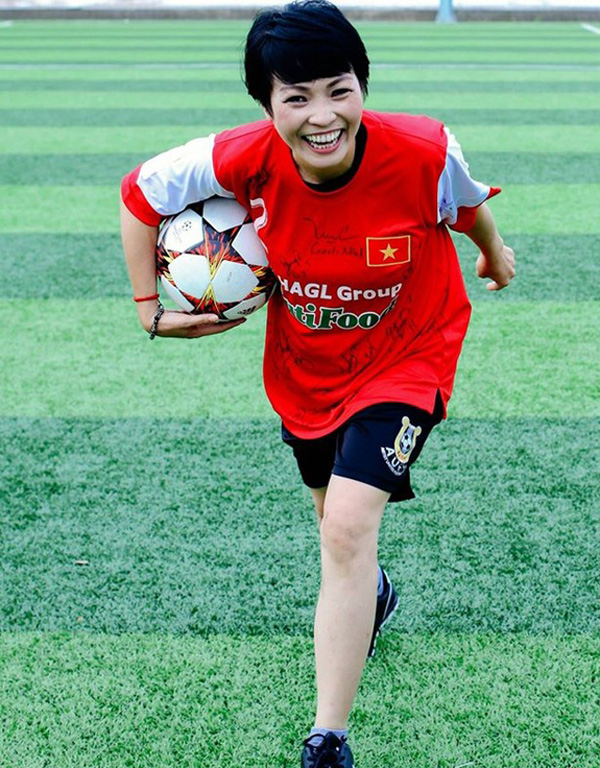 Ca sĩ Phương Thanh với niềm đam mê bóng đá - Ảnh: N.V.C.C