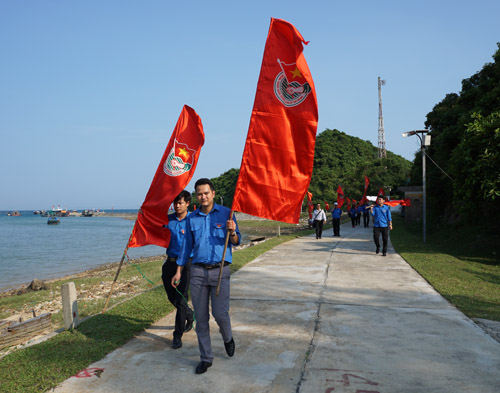 Hàng chục cán bộ Đoàn, đoàn viên các cơ sở đoàn trong tỉnh Quảng Ninh đã mang cờ Đoàn đến lễ khánh thành cột cờ