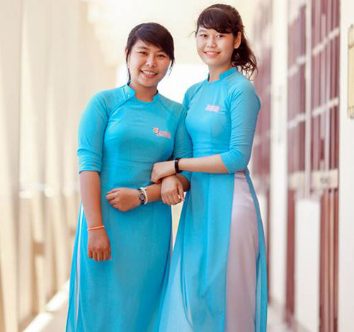 Nguyễn Thị Thanh (Bên phải) là thí sinh cao điểm nhất đăng ký vào ĐH Duy Tân (Tính đến nay)