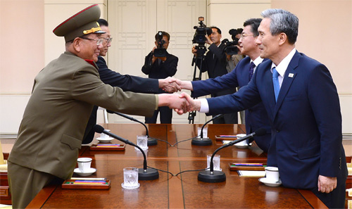 Phái đoàn Triều Tiên (trái) và Hàn Quốc gặp nhau ở Bàn Môn Điếm ngày 22.8 - Ảnh: AFP