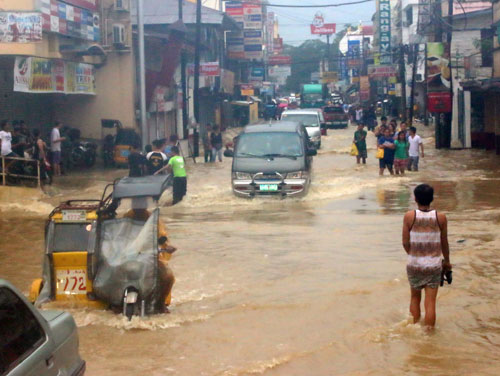 Một con đường ở miền bắc Philippines bị ngập do bão Goni trong 24.8 - Ảnh: AFP
