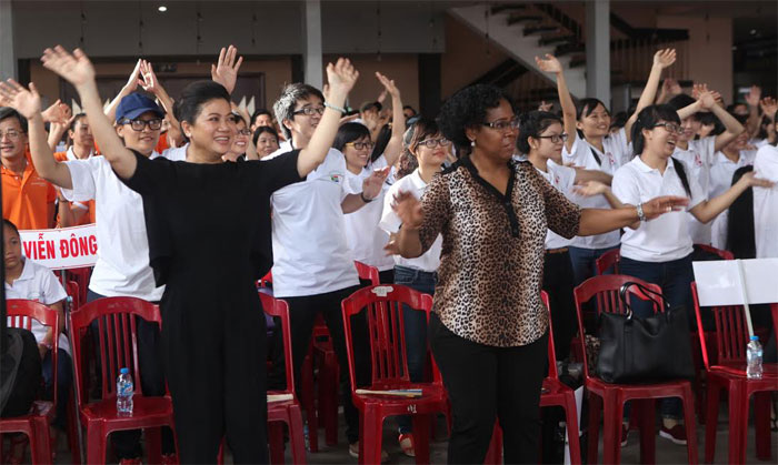 Bà Đỗ Thị Kim Liên, Lãnh sự danh dự Nam Phi tại TP.HCM, và bà Constance Bontle Bapela, Chủ Tịch Hội đồng Nhân dân thành phố Johannesburg của Cộng hòa Nam Phi, tại lễ ra quân ở Nhà văn hóa Thanh Niên - Ảnh do Lãnh sự quán Nam Phi cung cấp