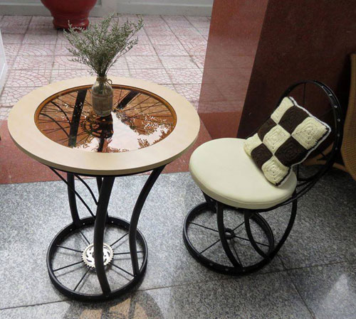Bộ bàn ghế làm từ xe đạp cũ của Quốc Tuấn