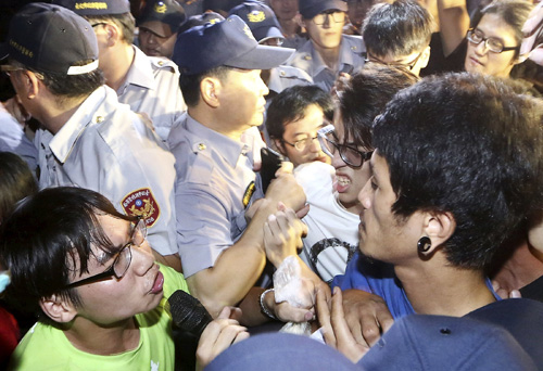 Sinh viên Đài Loan đụng độ với cảnh sát trong cuộc biểu tình trước trụ sở Cơ quan Giáo dục Đài Loan - Ảnh: Reuters