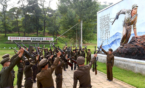 Lính Triều Tiên thề quyết chiến bảo vệ tổ quốc - Ảnh: Reuters/KCNA