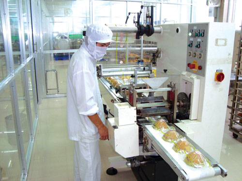 Sản xuất bánh trung thu Sanest Moon Cake trên dây chuyền hiện đại - Ảnh: Công ty yến sào Khánh Hòa