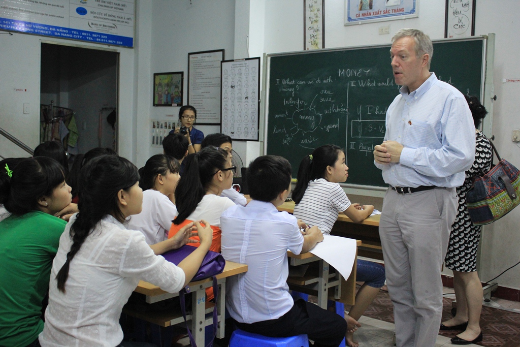 Ông Ted Osius đang trò chuyện với các em tại mái ấm cơ sở Hải Châu - Ảnh: Minh Nguyễn