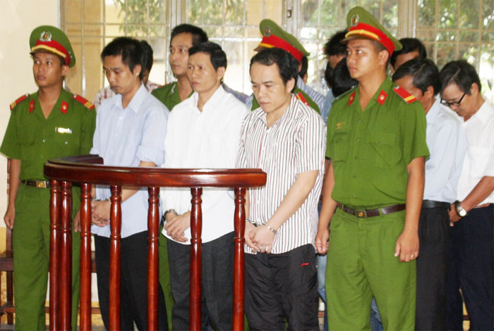 Các bị cáo Hải, Khánh và Sự (mặc thường phục, từ trái sang) nghe tòa tuyên án - Ảnh: Hoàng Sơn