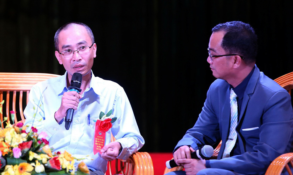 Nhà báo Mai Thanh Hải (trái) chia sẻ tại hội nghị 