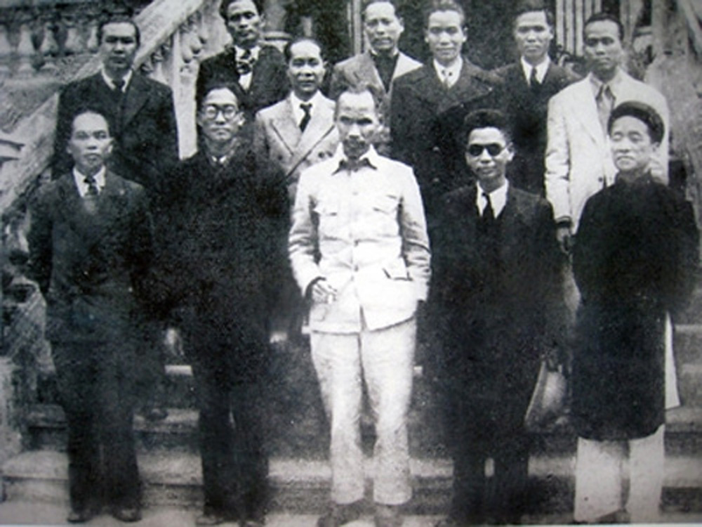 Bộ trưởng Vũ Đình Hòe (hàng đầu, thứ 2 từ trái qua) trong Chính phủ lâm thời (28.8.1945) - Ảnh: tư liệu