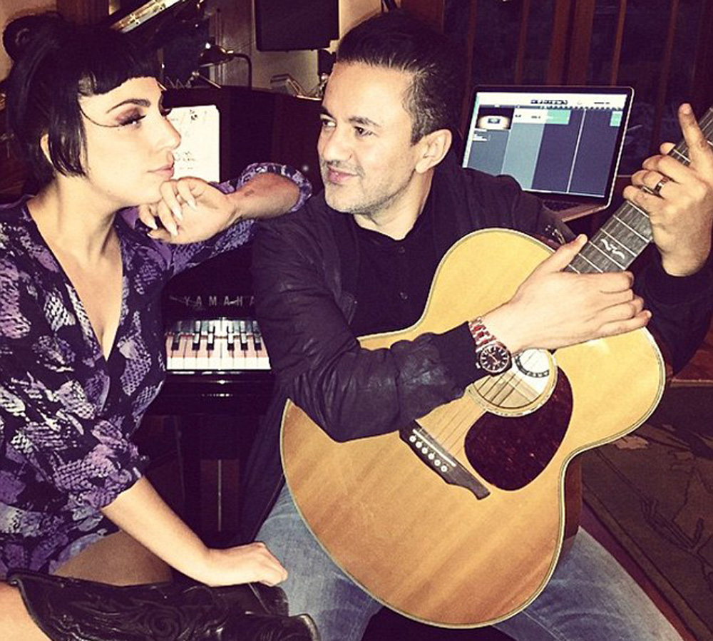 Nhà sản xuất âm nhạc RedOne (phải) làm việc cùng ca sĩ Lady Gaga trong phòng thu - Ảnh: N.J