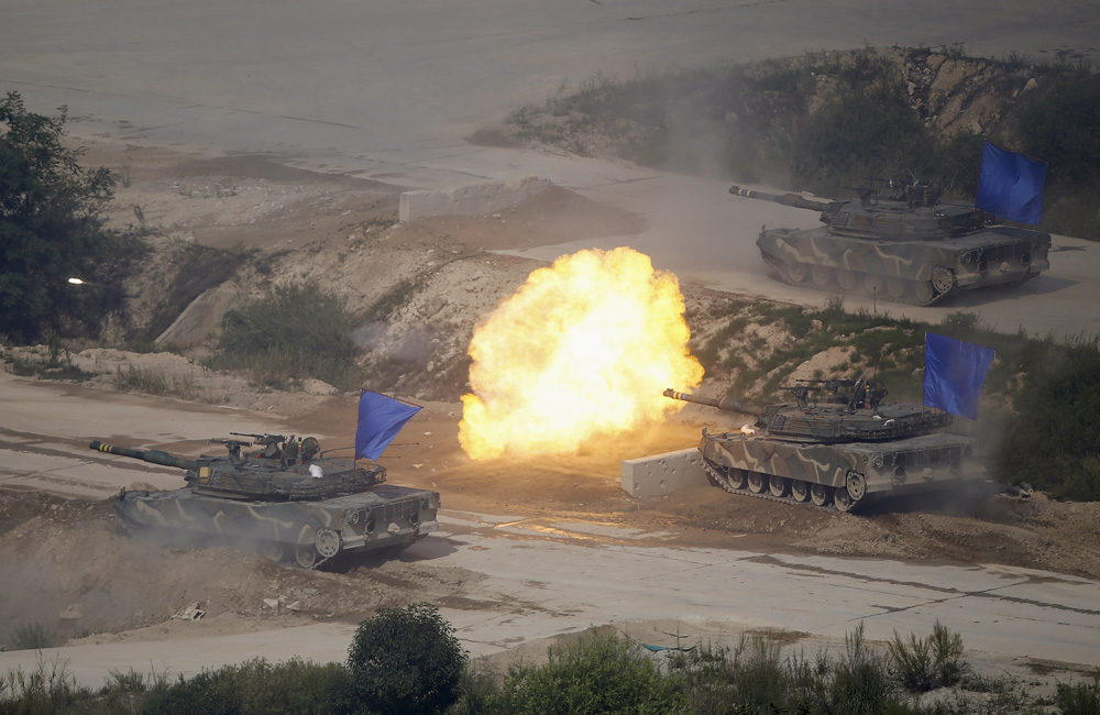 Xe tăng Hàn Quốc tham gia cuộc tập trận ngày 28.8 - Ảnh: Reuters