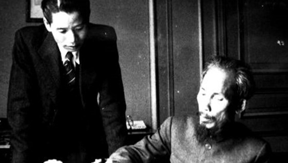 Hồ Chủ tịch và luật sư Vũ Trọng Khánh (Pháp, 1946) - Ảnh: Tư liệu gia đình