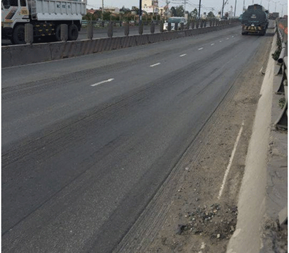 Đường vào cầu vượt Thủ Đức sau khi được cào bóc các vệt nhồi nhựa (chụp ngày 31.8.2015) - Ảnh: Sở GTVT TP.HCM cung cấp