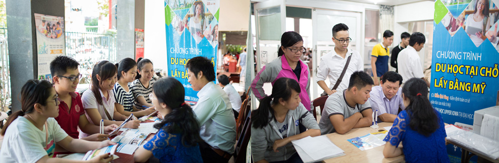 Các thi sinh đăng ký học chương trình Du học tại chỗ tại ĐH Duy Tân năm 2015