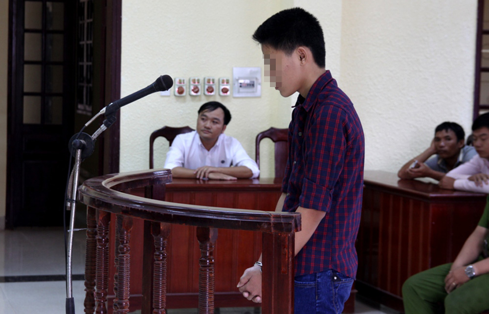 Cậu học trò mới học đến lớp 10 Nguyễn Cửu Quan đứng trước vành móng ngựa