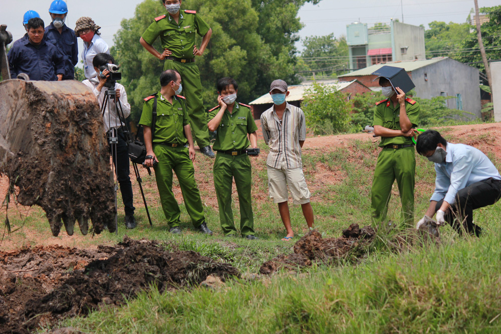 Cơ quan Công an tỉnh Tây Ninh tiến hành khai quật rác thải y tế nguy hại do bệnh viện ĐKTN Lê Ngọc Tùng chôn lấp trái phép - Ảnh: Giang Phương