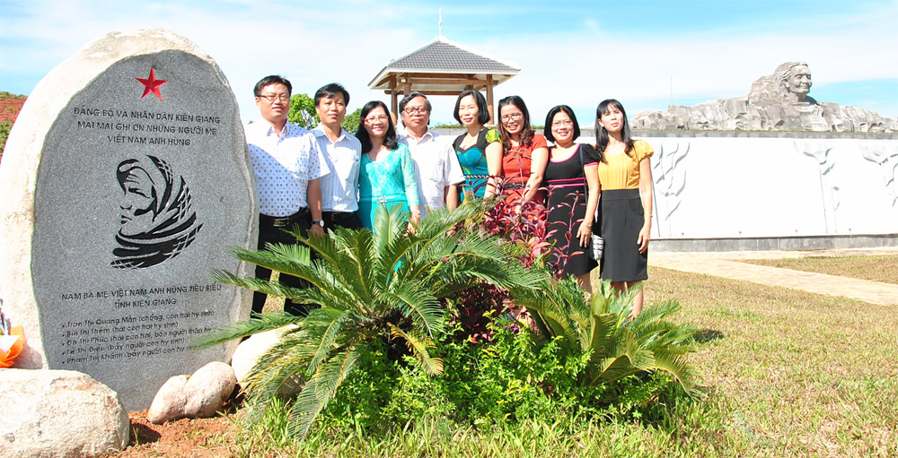 Tỉnh Kiên Giang tặng khối đá quý đặt tại khu tượng đài Mẹ VN anh hùng tỉnh Quảng Nam - Ảnh: C.T.V