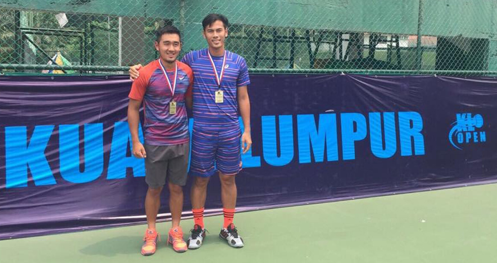 Giang Thanh (trái) cùng Lâm Quang Trí vô địch đôi nam tại giải ở Malaysia - Ảnh: Quốc Phong