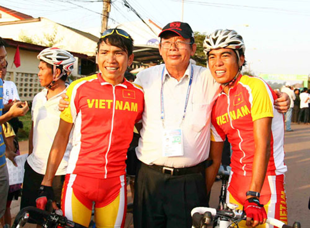 Ông Đoàn Kim Phách luôn sát cánh cùng xe đạp VN - Ảnh: Khả Hòa
