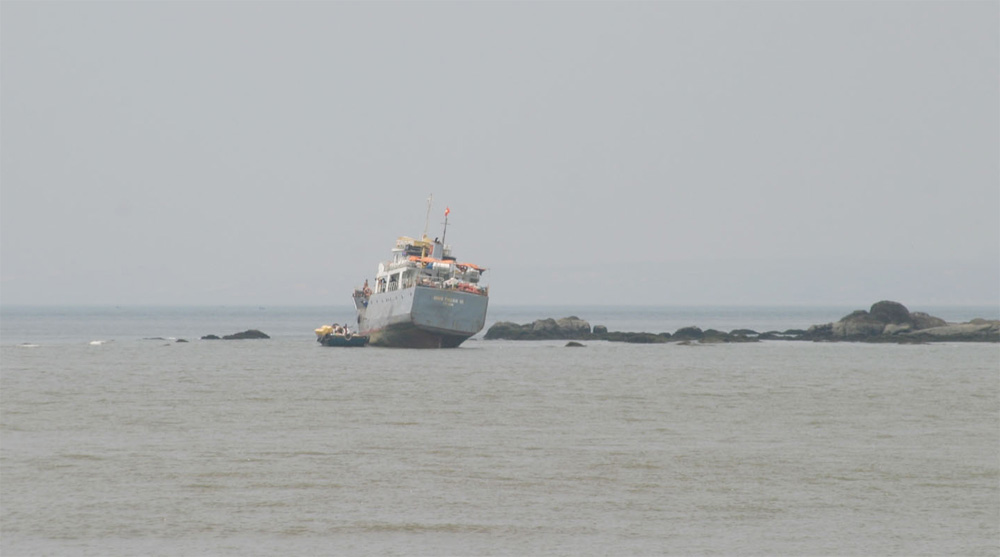 Tàu Bình Thuận 16 đang “nằm” trên bãi đá ngay cảng Phan Thiết