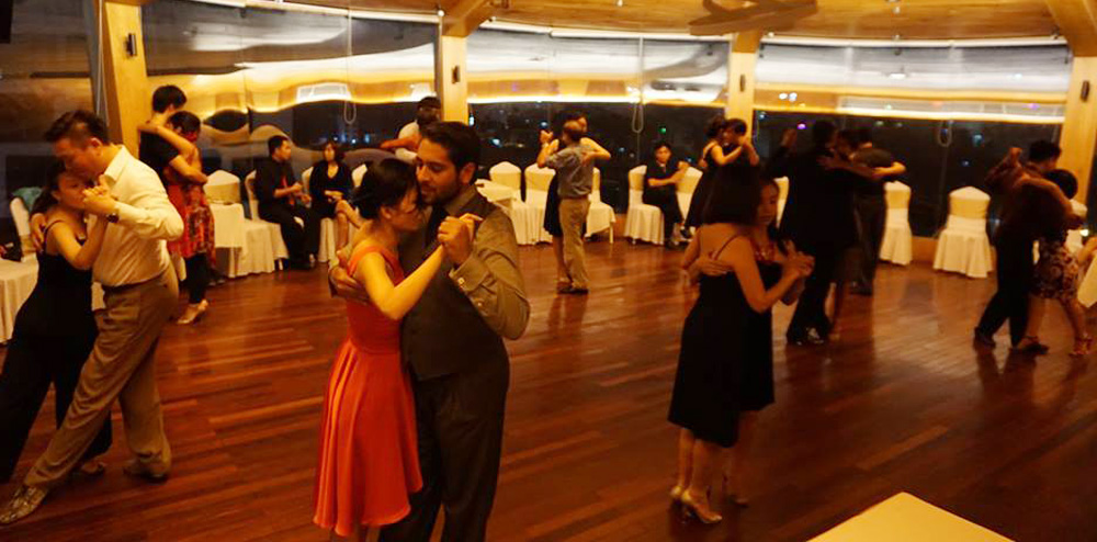 Các thành viên của TA Tango đang say sưa trong vũ điệu tango - Ảnh: TA Tango cung cấp