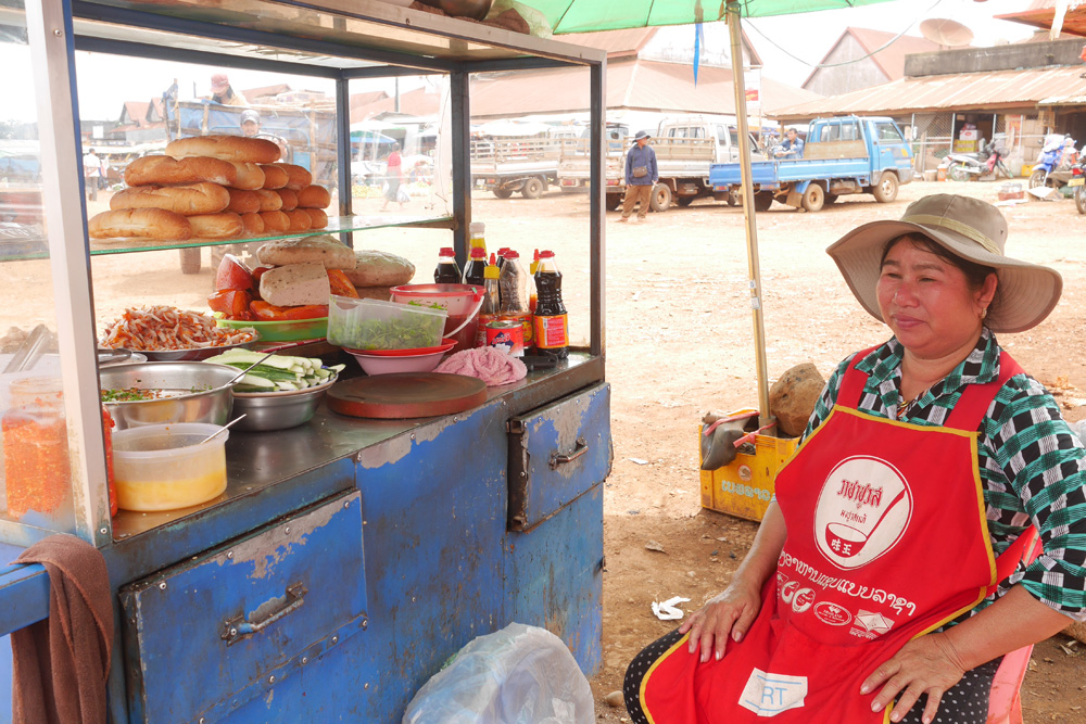 Một chị người Việt bán bánh mì thịt ở chợ Pakse - Ảnh: H.Tôn