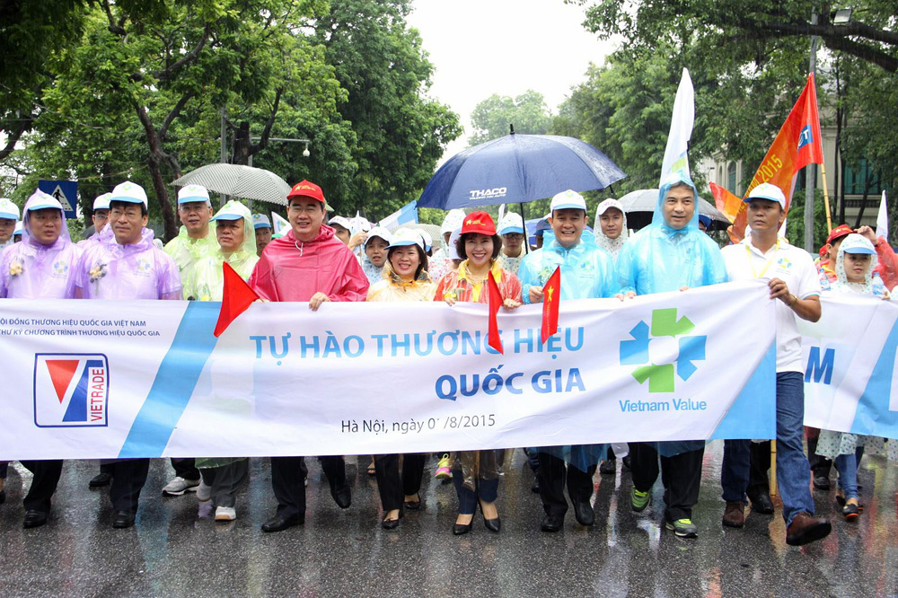 Chủ tịch UB MTTQ VN Nguyễn Thiện Nhân và Thứ trưởng Bộ Công thương Hồ Thị Kim Thoa đội mưa đi bộ phát động phong trào sử dụng hàng hóa trong nước ngày 2/8 vừa qua