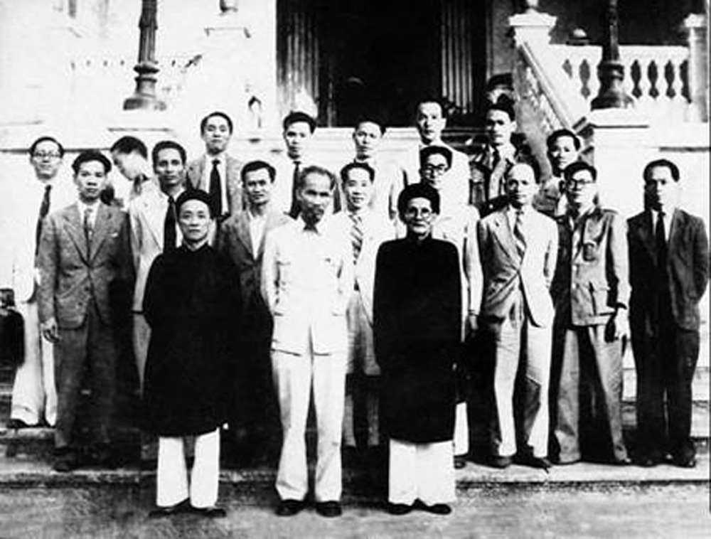 Bộ trưởng Huỳnh Thúc Kháng (hàng đầu tiên, bên phải) và Chính phủ liên hiệp (2.3.1946) - Ảnh: Tư liệu
