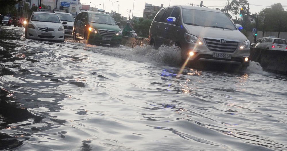 Đường Nguyễn Hữu Cảnh, Q,Bình Thạnh, TP.HCM bị ngập nặng mỗi khi mưa - Ảnh Đ.Mười