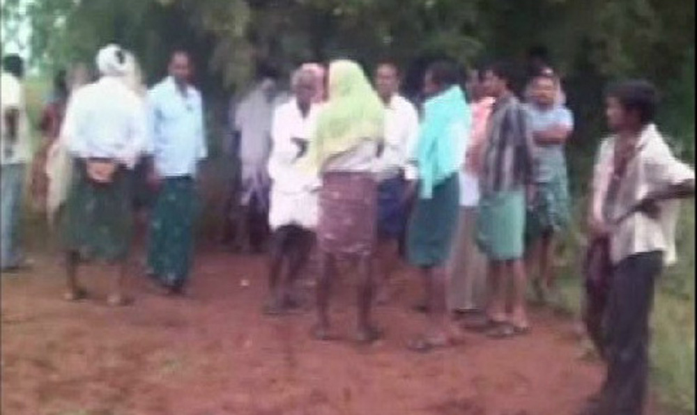 Cảnh nhiều người dân đến nơi có nạn nhân bị sét đánh chết trong một làng thuộc bang Andhra Pradesh ngày 6.9 - Ảnh: Chụp từ video trên NDTV