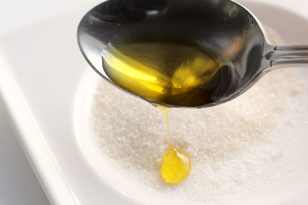 Giảm thâm đầu gối nhờ đường và dầu oliu