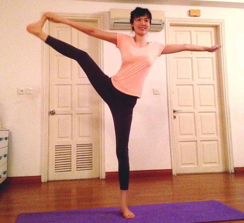 Hoa hậu Thu Thủy tập luyện yoga	- Ảnh: NVCC