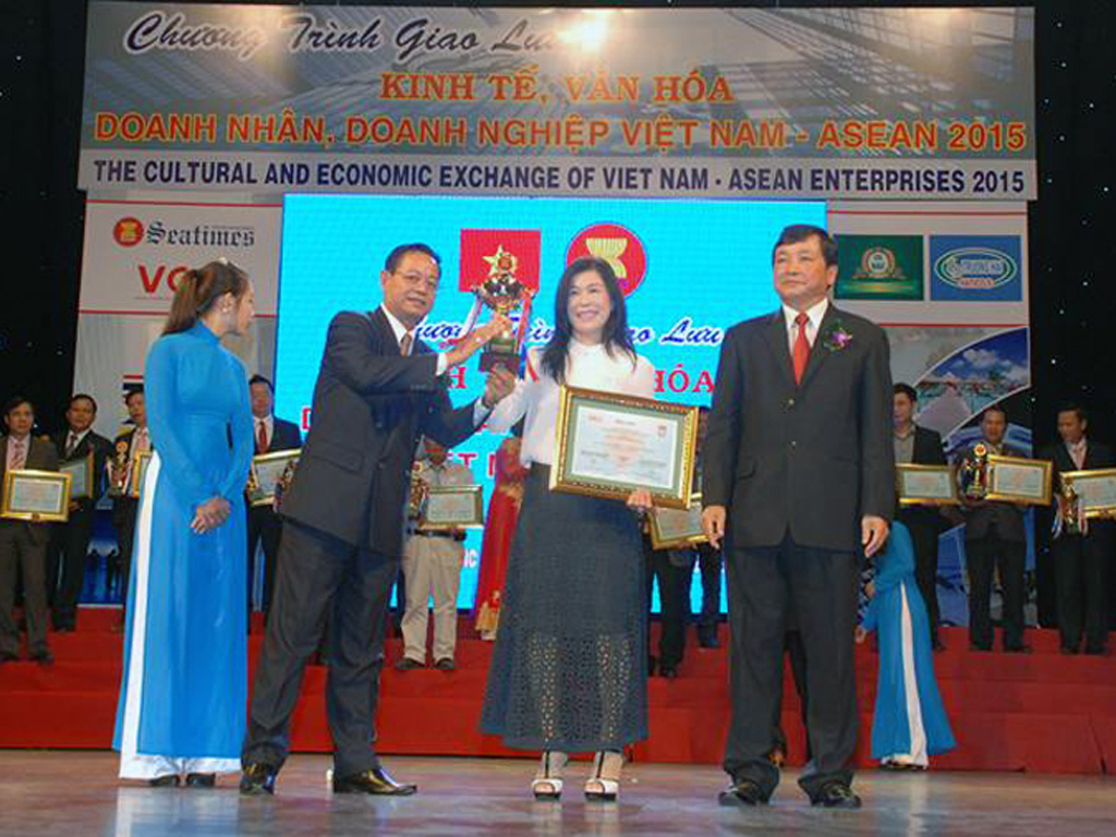 Bà Linh nhận cup và bằng khen tại chương trình giao lưu kinh tế văn hóa doanh nhân, doanh nghiệp VN-Asean 2015 - Ảnh do Công ty Hà Linh cung cấp