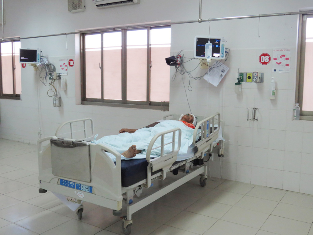 Ông Bùi Thanh Nhảy bị thương ở đầu đang cấp cứu tại khoa Hồi sức ngoại Bệnh viện Đa khoa Phú Yên