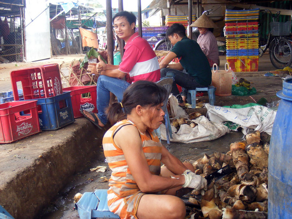 Chợ Phú Hậu là khu chợ đầu mối lớn nhất hiện nay của Thừa Thiên – Huế. Chợ thường họp vào ban đêm đến rạng sáng với mặt hàng kinh doanh chủ yếu là nông sản. Ngoài hàng trăm hộ kinh doanh, chợ cũng thu hút hàng trăm lao động nhàn rỗi mỗi ngày - Ảnh: Đình Toàn