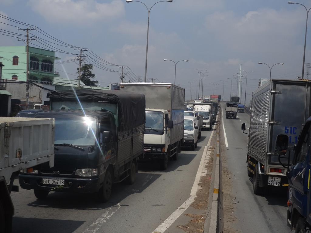 Hàng nghìn xe ô tô xếp hàng đứng bánh trên cầu vượt Tân Thới Hiệp hướng về ngã tư Ga, TP.HCM