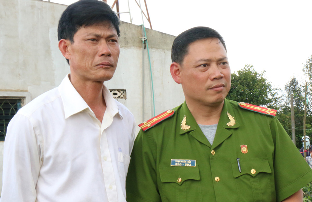 Đại tá Phạm Hồng Tuấn và thượng tá Phạm Xuân Thủy theo dõi khai quật tìm hài cốt anh Bình chị Hạnh
