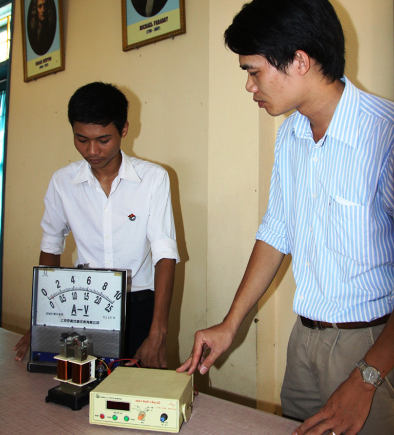 Nguyễn Văn Huy (trái) tạo ra chiếc thắt lưng báo động khi người già bị ngã  - Ảnh: N.P
