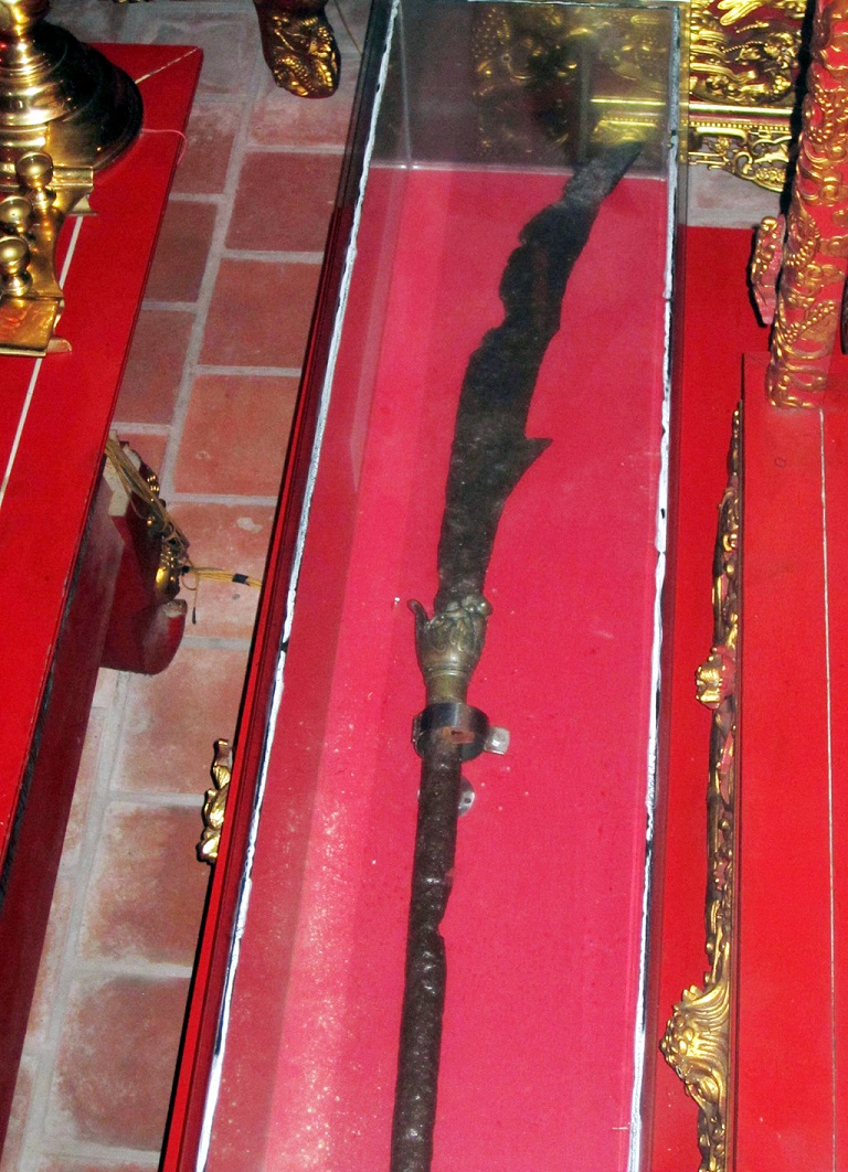 Thanh long đao bằng sắt đã bị hoen gỉ khi chôn dưới lòng đất - Ảnh: BQL khu tưởng niệm Vương triều Mạc cung cấp