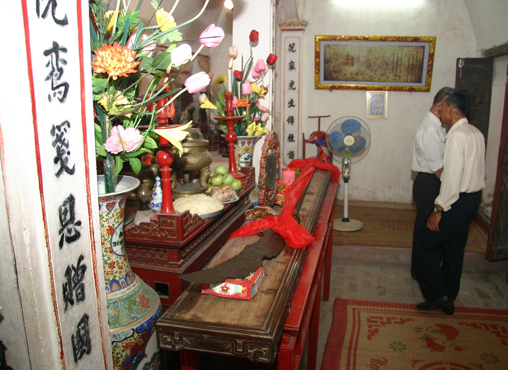 Thanh long đao đặt tại nhà thờ họ Phạm gốc Mạc ở làng Ngọc Tỉnh - Ảnh: BQL khu tưởng niệm Vương triều Mạc cung cấp