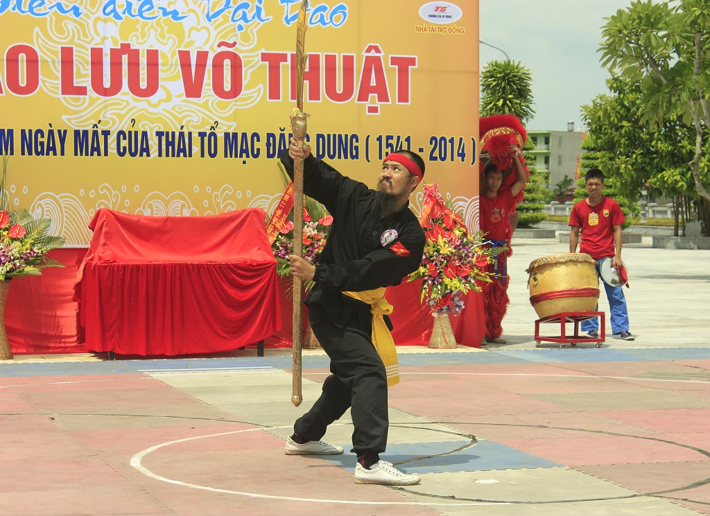 Màn biểu diễn đại long đao phiên bản bằng đồng trong ngày giỗ của Thái tổ Mạc Đăng Dung năm 2014 - Ảnh: V.N.K